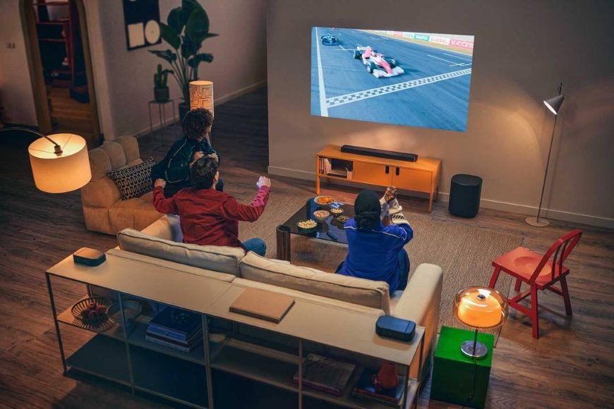 Soundbar, subwoofer a odnímateľné reproduktory JBL BAR 800 MK2 rozmiestnené v obývacej izbe