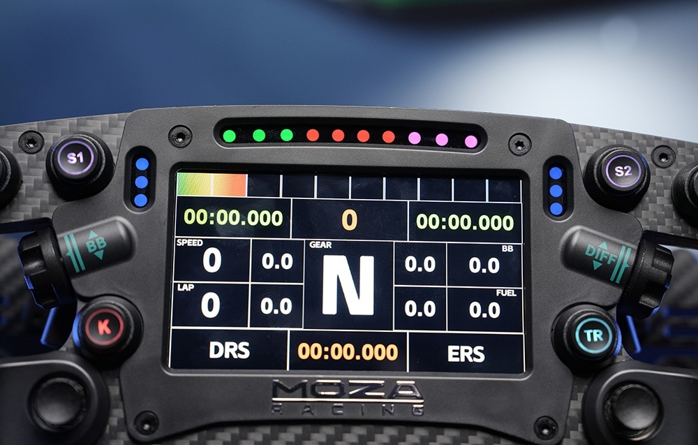 Volant Moza Racing FSR V2 (PC) hliník Moza Racing FSR V2 má veľkú obrazovku nahrádzajúcu kokpit