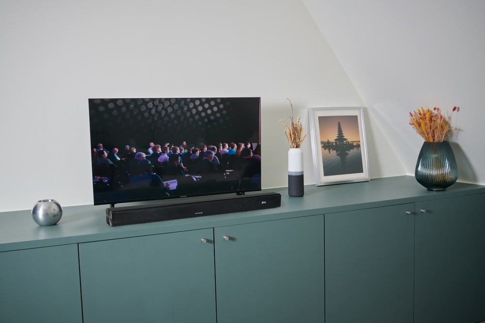 Soundbar Thomson SB180BT čierny Soundbar Thomson SB180BT v interiéri na komode