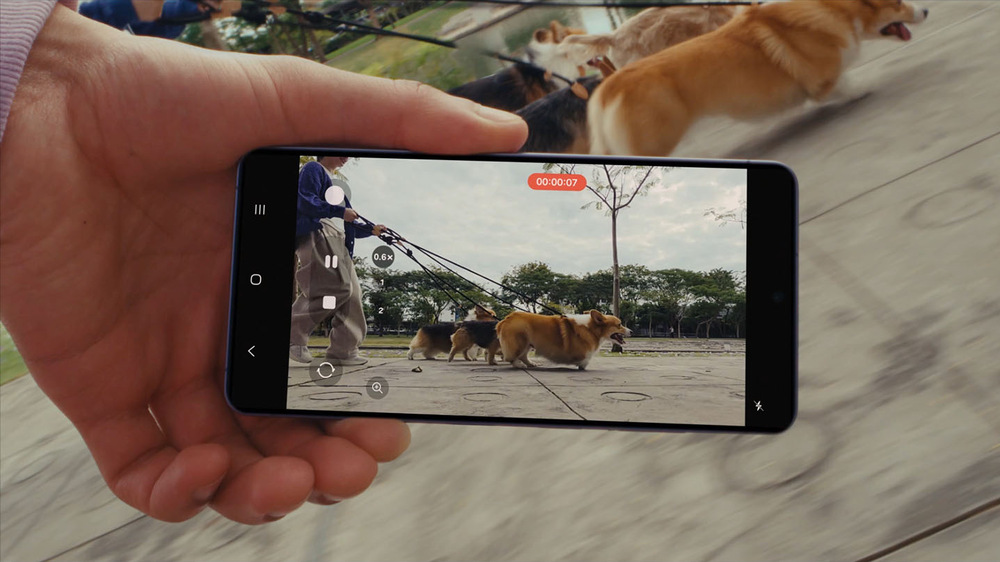 Mobilný telefón Samsung Galaxy S26+ 5G 12 GB / 256 GB biely Samsung Galaxy S26+ natáča perfektné videá vďaka optickej stabilizácii obrazu