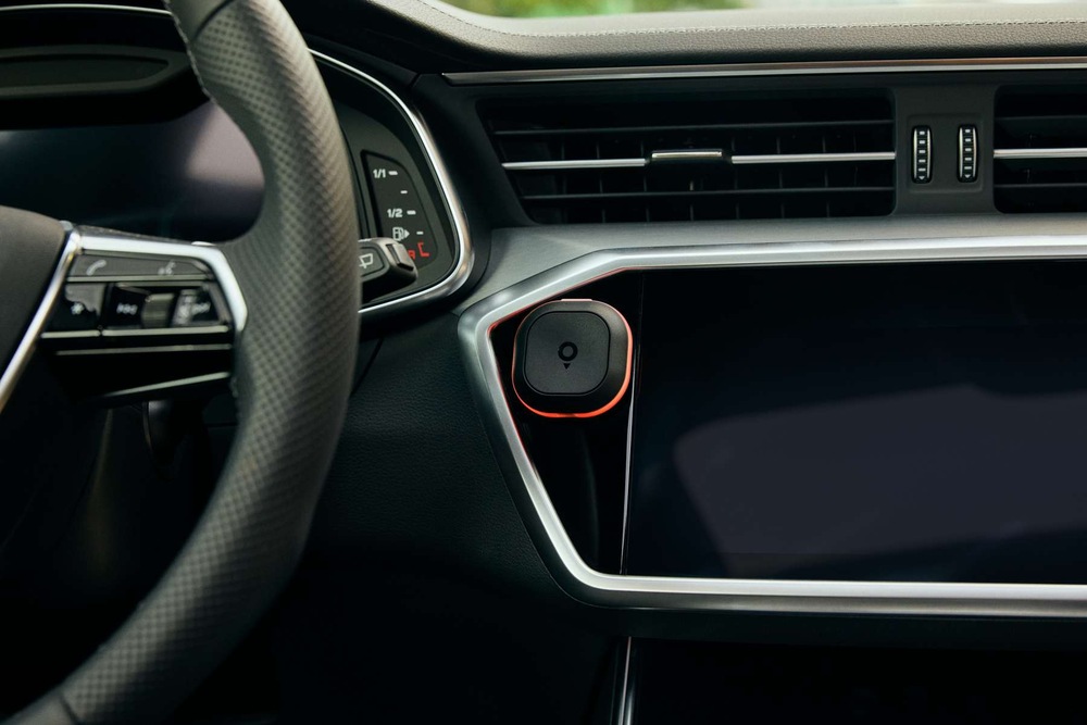 Detail zariadenia Tomtom na palubnej doske auta