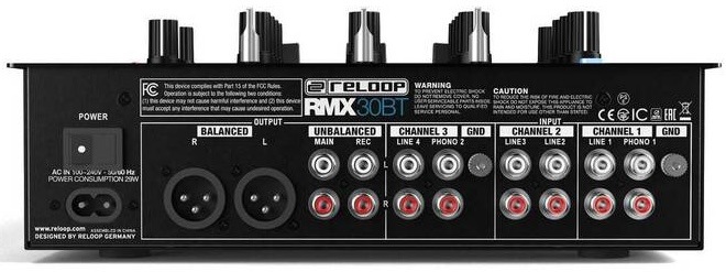 Zadný panel mixážneho pultu Reloop RMX-30 BT s XLR, RCA vstupmi a napájaním