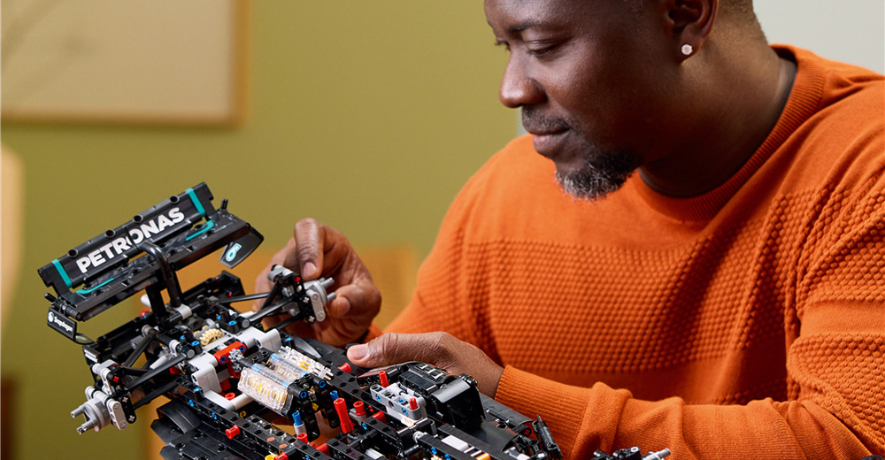 Stavebnica LEGO® Technic 42171 Mercedes-AMG F1 W14 E Performance Otváracie zadné krídlo inšpirované DRS a charakteristické farby dodávajú modelu autentický závodný vzhľad.