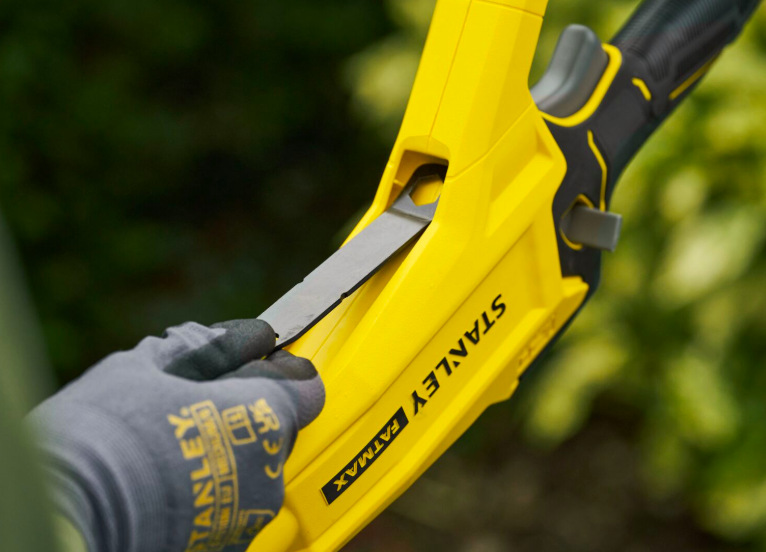 Odvetvovač Stanley FatMax SFMCPS720B-XJ (bez baterie) Detail integrovaného držiaka kľúča odvetvovača Stanley FatMax SFMCPS720B-XJ pre nastavenie reťaze