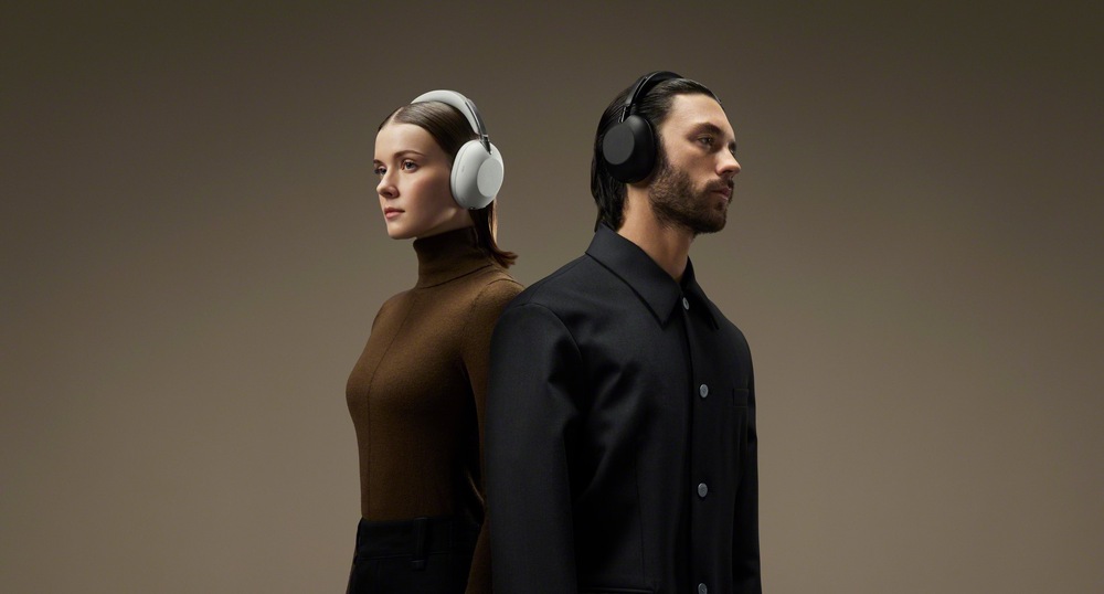 Slúchadlá Sony WH-1000X THE COLLEXION - Bezplatná predĺžená záruka po registrácii biela farba Muž a žena s oblúkovými slúchadlami Sony WH-1000X THE COLLEXION v čiernej a bielej farbe