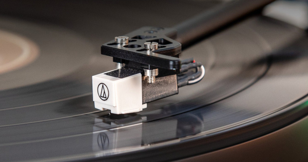 Gramofón Crosley Stave hnedý Ramienko z uhlíkových vlákien s nastaviteľným protizávažím umožňuje presné snímanie a nižšie rezonancie.