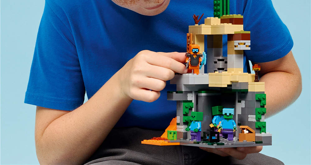 Stavebnica LEGO® Minecraft® 21587 Zombie kobka Zombie kobka ponúka prepracovanú hernú scénu z 284 dielikov pre deti od 8 rokov a fanúšikov Minecraftu.