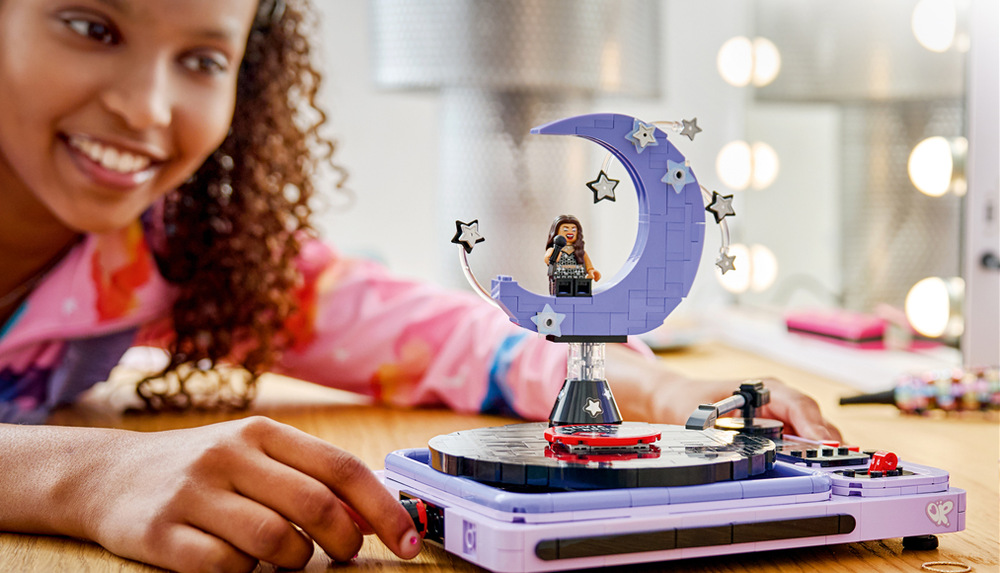 Stavebnica LEGO® Editions 43029 Olivia Rodrigo: Koncert za mesačného svitu Fialový gramofón s vinylovou doskou pripomína polmesačnú scénu z turné Guts World Tour.