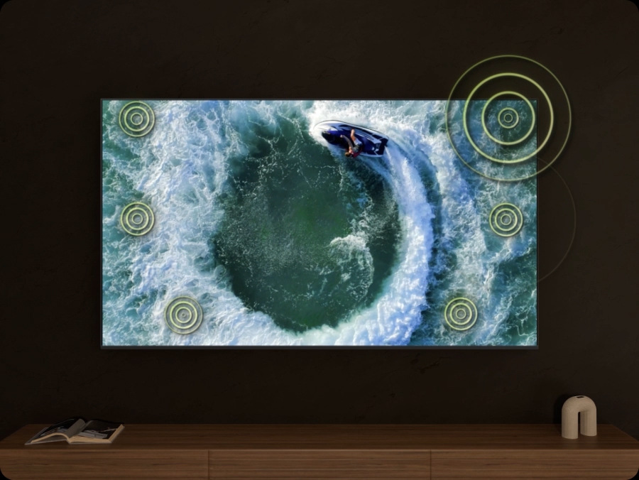 Televízor Samsung 115" Micro RGB MRE115MR95F Televízia so záberom idúceho člna, znázornenie zvuku pohybujúceho sa s obrazom