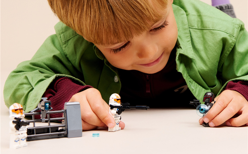 Stavebnica LEGO® Star Wars™ 75449 Bitevní balíček obléhání Mandalore Spider pripravený na akciu – Spider ponúka priestor pre dvoch mandalorianskych bojovníkov a akčné prestrelky s klonmi.