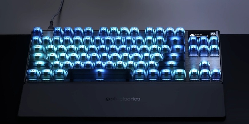 Klávesnica SteelSeries Apex Pro TKL Gen 3 Steel - CZ čierna Apex Pro TKL Gen 3 Steel s modro podsvietenými klávesmi a pripojenou opierkou zápästia