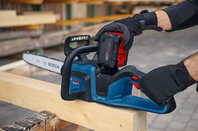 Vloženie akumulátora do Bosch Professional GKE 18V-40 pri príprave na prácu