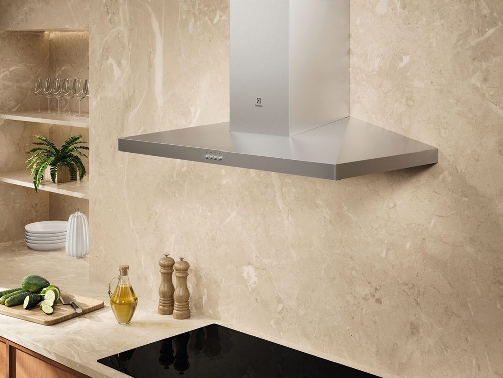 Komínový odsávač pár Electrolux LFC519X séria 500 nad varnou doskou Electrolux.