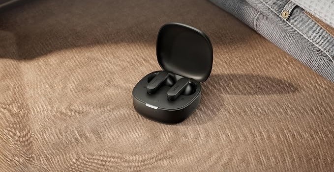 Zátišie s nabíjacím puzdrom a bezdrôtovými TWS slúchadlami Philips