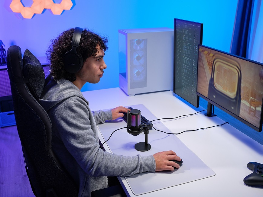Mikrofón Trust GXT238 Auron, USB-C, RGB čierny Muž sedí pri mikrofóne Trust GXT 238 Auron