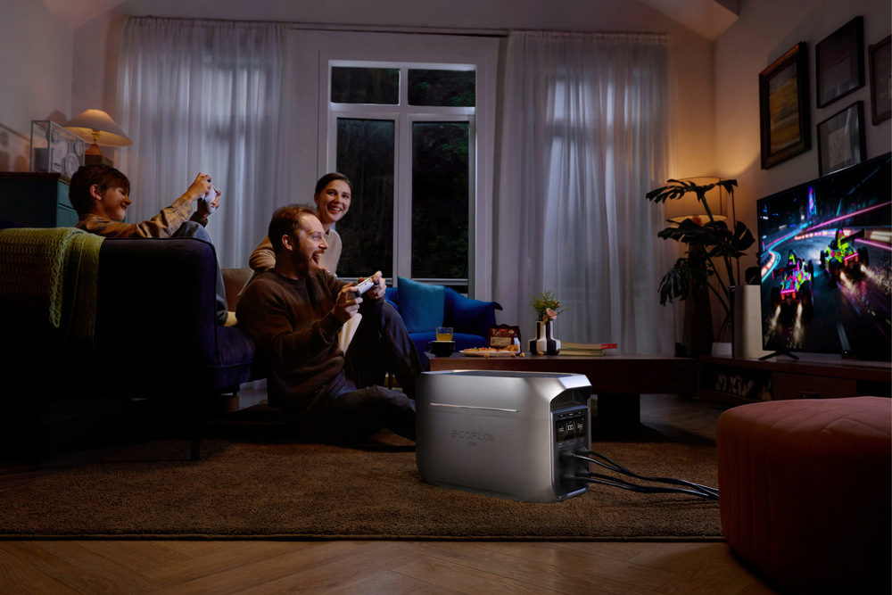 Nabíjacia stanica EcoFlow DELTA 3 Max Plus (2048 Wh) strieborná Rodinné stretnutie s EcoFlow DELTA 3 Max Plus v obývačke