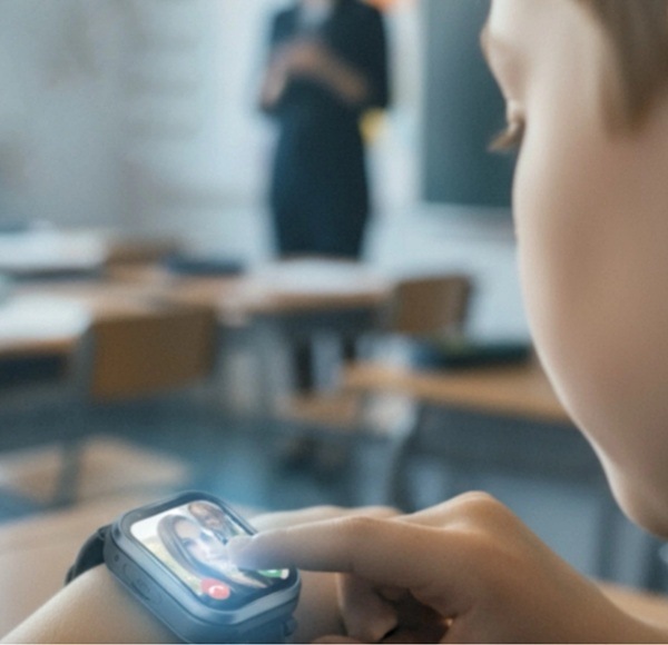 Inteligentné hodinky Carneo GuardKid+ 4G ULTRA 2nd gen. čierne Dieťa komunikujúce pomocou hodiniek v školskom prostredí.