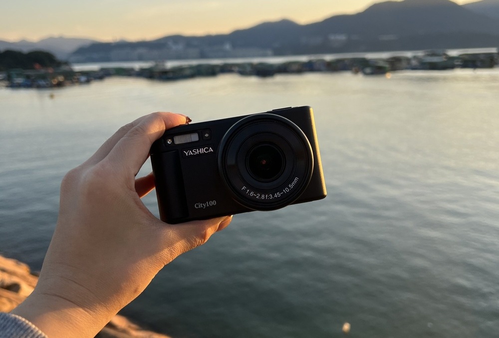 Yashica City 100 sa spolieha na výkonný CMOS snímač od Sony