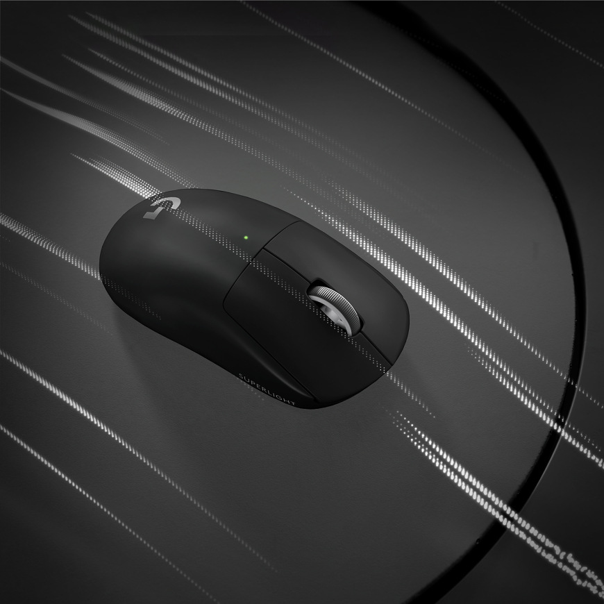 Myš Logitech G PRO X Superlight 2c SE položená na tmavom povrchu s nasvietením v podobe svetelných línií