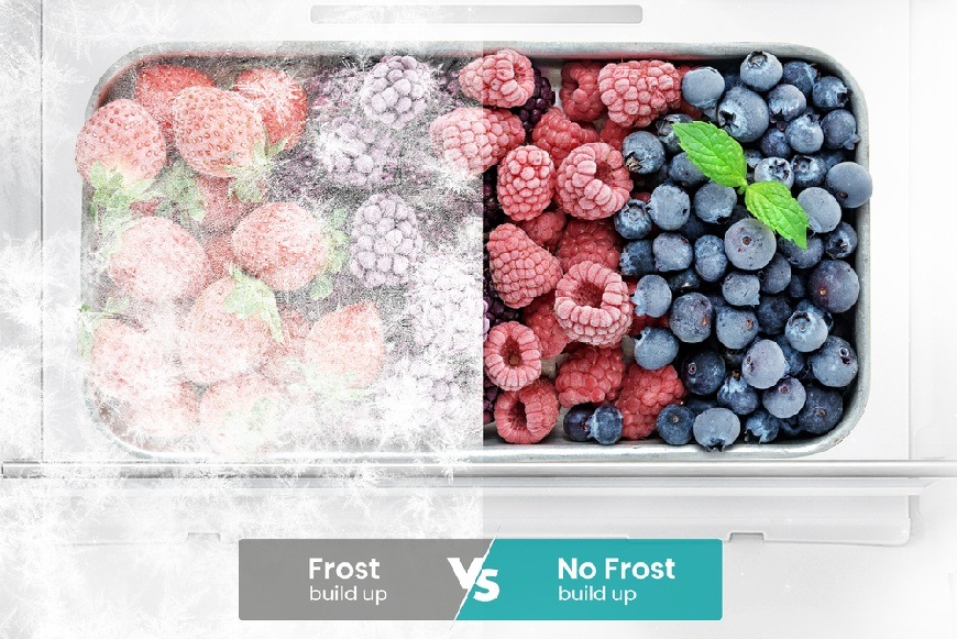 Americká chladnička Hisense RS3P558NEIC nerez Porovnanie mrazeného ovocia v mrazničke s námrazou a bez námrazy ukazujúce výhody technológie No Frost na zachovanie kvality potravín.