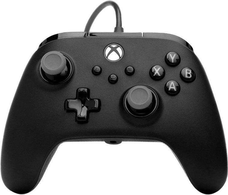 Na obrázku je čierny herný ovládač PowerA Advantage Plus pre Xbox. Na prednej strane sú dva analógové joysticky, smerový kríž, tlačidlá A, B, X a Y a niekoľko funkčných tlačidiel uprostred. Z hornej časti vedie pripojovací kábel, ktorý slúži na prepojenie s hernou konzolou alebo počítačom. Ovládač má ergonomický tvar s pogumovanými rukoväťami pre pohodlné držanie pri hraní.