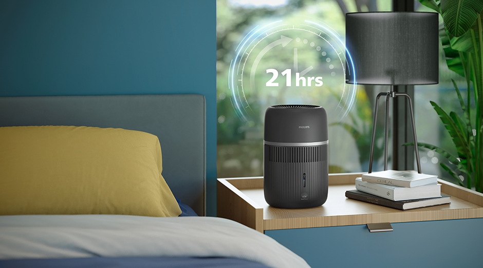 Zvlhčovač vzduchu Philips 4000 Series HU4210/03 sivý Zvlhčovač vzduchu Philips HU4210/03 4000 Series na nočnom stolíku zaisťujúci dlhodobé zvlhčovanie počas dňa aj noci.