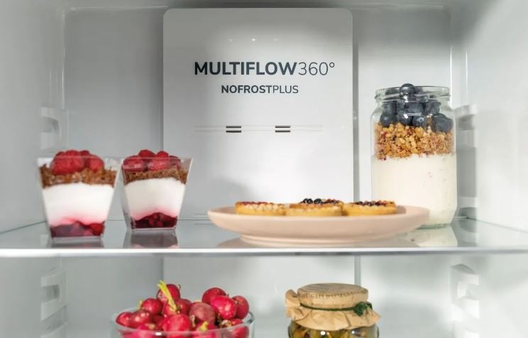 Chladnička s mrazničkou Gorenje G600 NRK620EAXL4 nerez na zadnej stene chladnicky gorenje je vidieť systém cikulácie vzduchu Multiflow 360 °, ktorý rovnomerne šíri vzduch priestorom chladnicky. Na polici sú dezerty