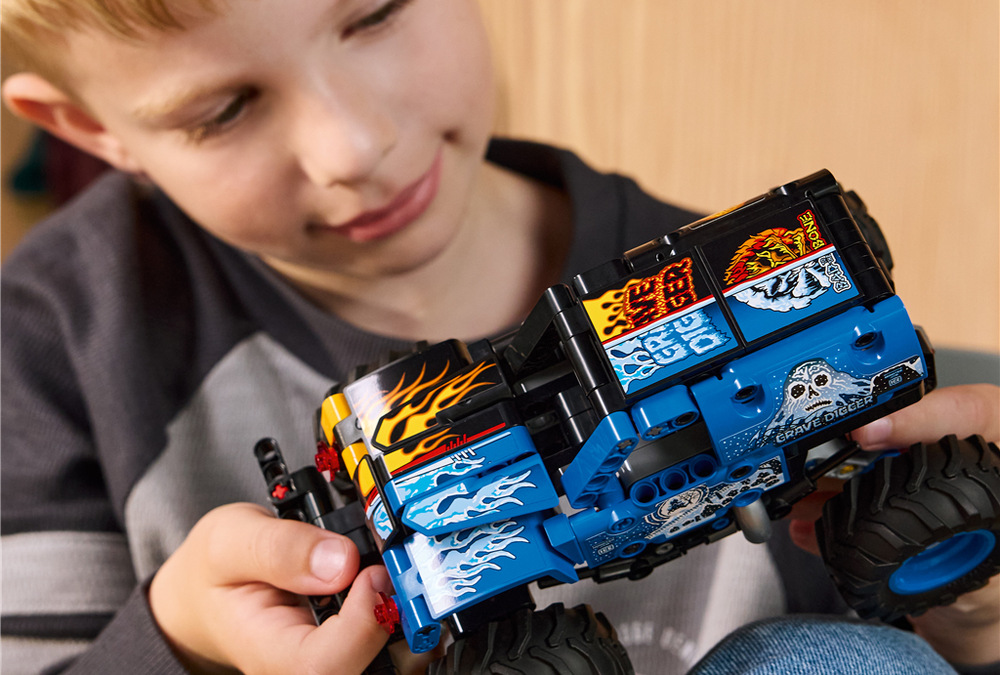 Stavebnica LEGO® Technic 42219 Monster Jam™ Grave Digger™ Oheň a led Naťahovací mechanizmus rozpohybuje monster truck a umožní deťom organizovať vlastné závody aj kaskadérske show