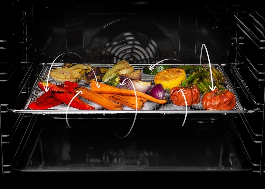Sklokeramický sporák Electrolux LKR564277W biely Perforovaný plech AirFry v rúre Electrolux. Na plechu je zelenina.