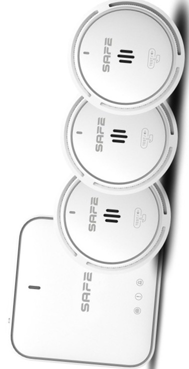 Na obrázku je kompletná sada Safe FIRE BASIC PLUS v bielom prevedení. Sú na ňom zobrazené tri okrúhle hlásiče umiestnené nad sebou a pod nimi jedna obdĺžniková základná jednotka so zaoblenými rohmi. Okrúhle prvky majú na prednej strane malé vetracie otvory a jednoduché značky, základná jednotka potom niekoľko drobných kontroliek alebo tlačidiel. Celá sada pôsobí čisto, nenápadne a je určená pre domácu bezpečnostnú alebo požiarnu signalizáciu.