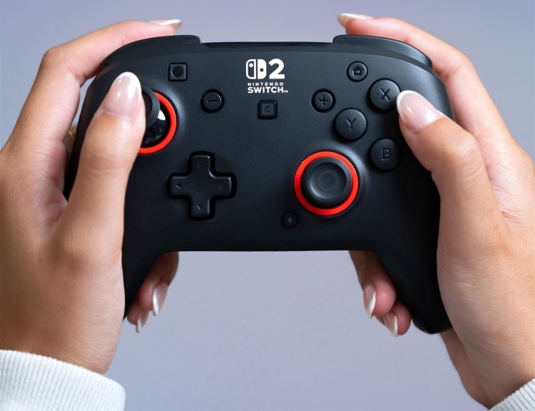 Gamepad Turtle Beach Rematch Wireless, NS2 čierny Hráčka drží gamepad Turtle Beach pre Nintendo Switch 2 oboma rukami.
