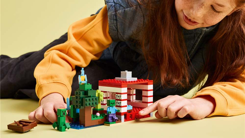 Stavebnica LEGO® Minecraft® 21275 TNT dům v džungli TNT dom v džungli prenáša typický motív Minecraftu do podoby stavebnice na kreatívne hranie mimo obrazovku.