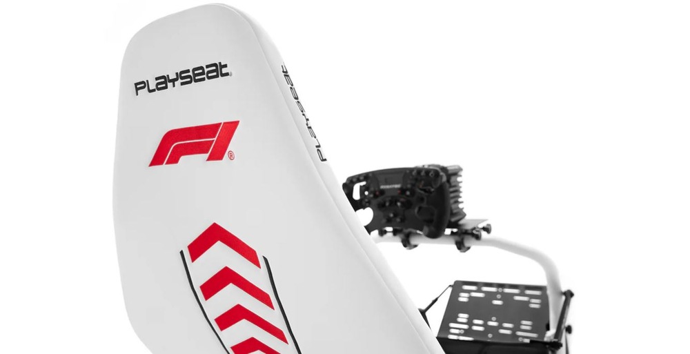 Pretekársky kokpit Playseat Challenge DD - F1 Edition čierny Zadný pohľad na sedadlo herného kokpitu Playseat s červeným logom F1 a pruhmi v tvare šípok. Elegantný dizajn stoličky naznačuje zameranie na závodnú simuláciu.