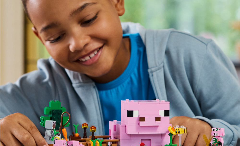 Stavebnica LEGO® Minecraft® 21268 Domeček Prasátka Polia so zemiakmi a repou, zvieratá a ďalšie prvky farmy umožňujú deťom vymýšľať zakaždým nové príbehy.