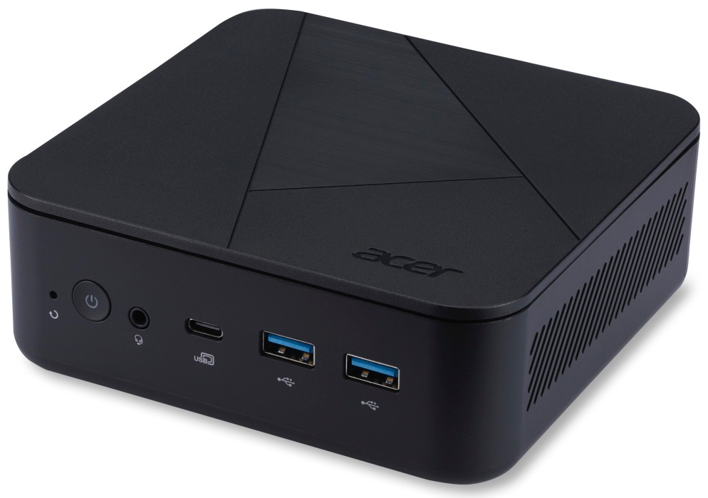 PC mini Acer Veriton N1502G-13U5U čierny Snímka počítača z uhla. Ľavý bok so šikmými prieduchmi na odvod tepla, na čelnej strane tlačidlo na vypnutie a zapnutie PC, USB porty, audio port.