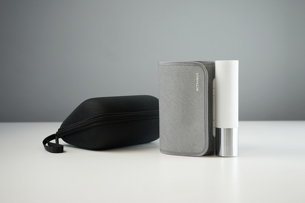 Tlakomer na pažu Withings BPM Core WPM04 s Wi‑Fi sivý/biely Withings BPM Core s cestovným puzdrom.