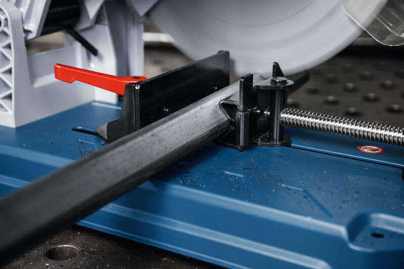 Píla na kov Bosch Professional GCD 18V-355 (bez baterie) Detailný pohľad na presné a bezpečné upnutie kovového materiálu.