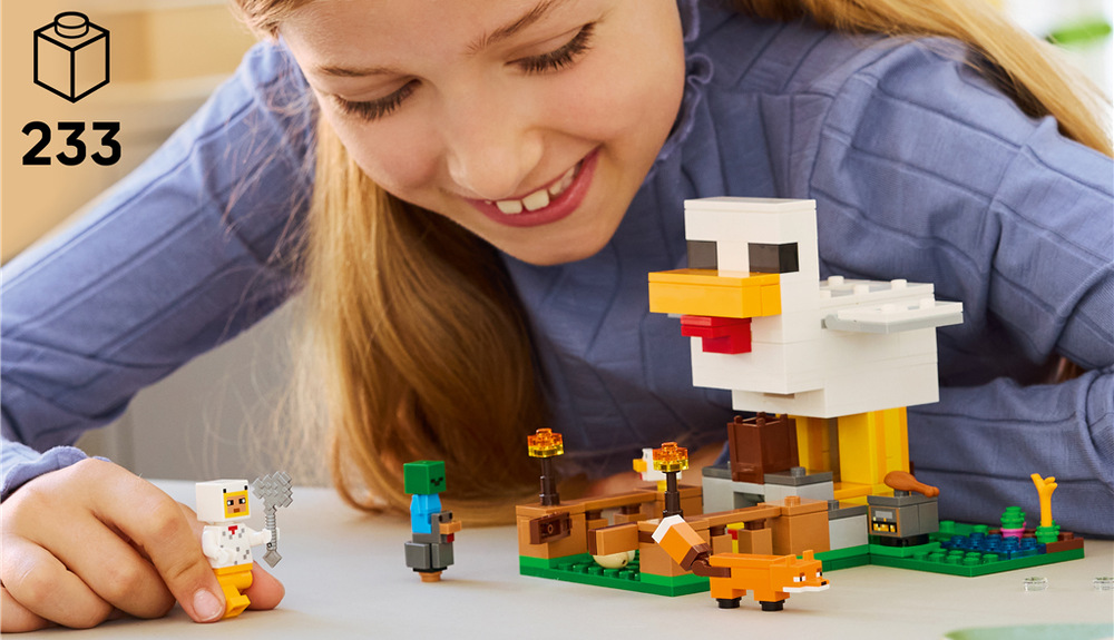 Stavebnica LEGO® Minecraft® 21585 Slepičí farma Obria sliepka ukrýva zábavné mechanizmy a doplnky, ktoré deťom umožnia rozohrávať vlastné farmárske dobrodružstvá.