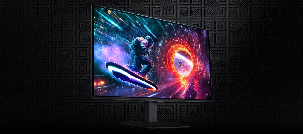 Žiarivý monitor zobrazuje futuristickú scénu osoby na vznášadle, ktorá sa rúti k žiariacemu portálu vo vesmíre na tmavom vzorovanom pozadí.