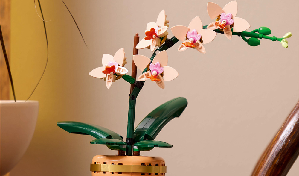 Stavebnica LEGO® Botanicals 10343 Miniaturní orchidej Stavanie 274 dielikov ponúka dospelým príjemný odpočinok a aplikácia LEGO Builder uľahčuje prácu v 3D.