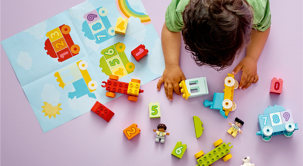 Stavebnica LEGO® DUPLO® 10954 Vláček s čísly – Učíme se počítat Vláčik meria cez 47 cm a je možné ho kombinovať s ďalšími modelmi LEGO DUPLO pre stále väčšiu železnicu.