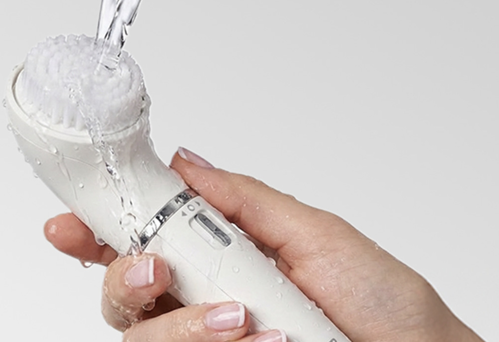 Tvárový epilátor Braun FaceSpa 810 strieborný/biely Vodeodolný Braun FaceSpa 810 s čistiacou kefkou oplachovanou pod tečúcou vodou