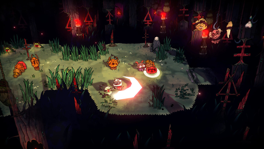 Scéna z dark fantasy hry: preživší čelia oranžovým príšerám na mesiacom zaliate trávnatej čistinke, obklopení červenými okultnými symbolmi, pochodňami a tieňmi.