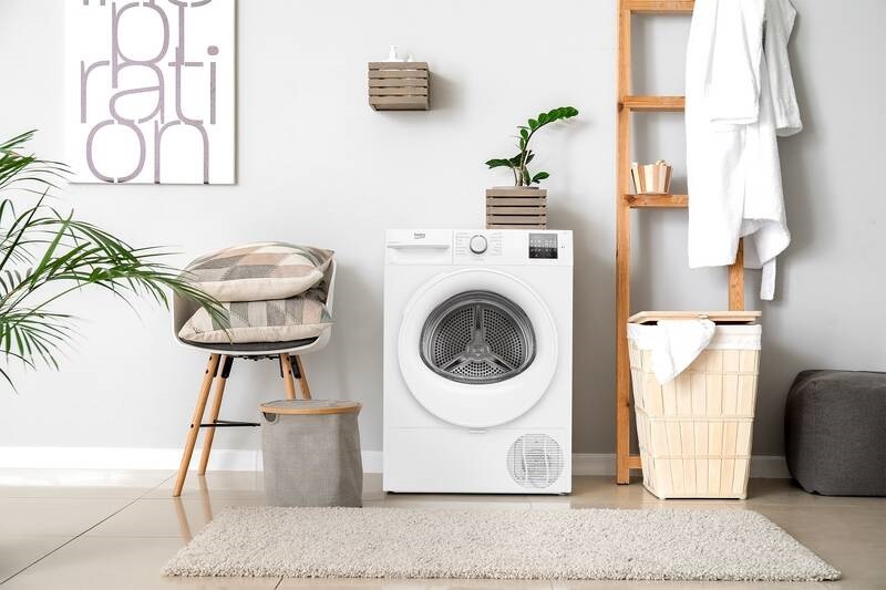 Sušička bielizne Beko BM3T372E0W biela Sušička bielizne Beko BM3T372E0W umiestnená v modernom svetlom interiéri s drevenými doplnkami, obrazom, kresielkom a stojanom na bielizeň