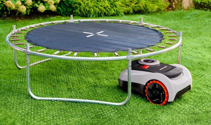 Robotická kosačka Segway Navimow i215E Lidar Robotická kosačka Segway Navimow i215E LiDAR kosí trávu pod trampolínou na záhrade