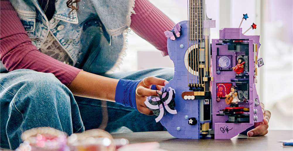 Stavebnica LEGO® Editions 43031 Dvojitá gitara Olivie Rodrigo Dve minifigúrky Olivie s mini gitarami dopĺňajú tajnú scénu šatne plnú odkazov na jej kariéru.