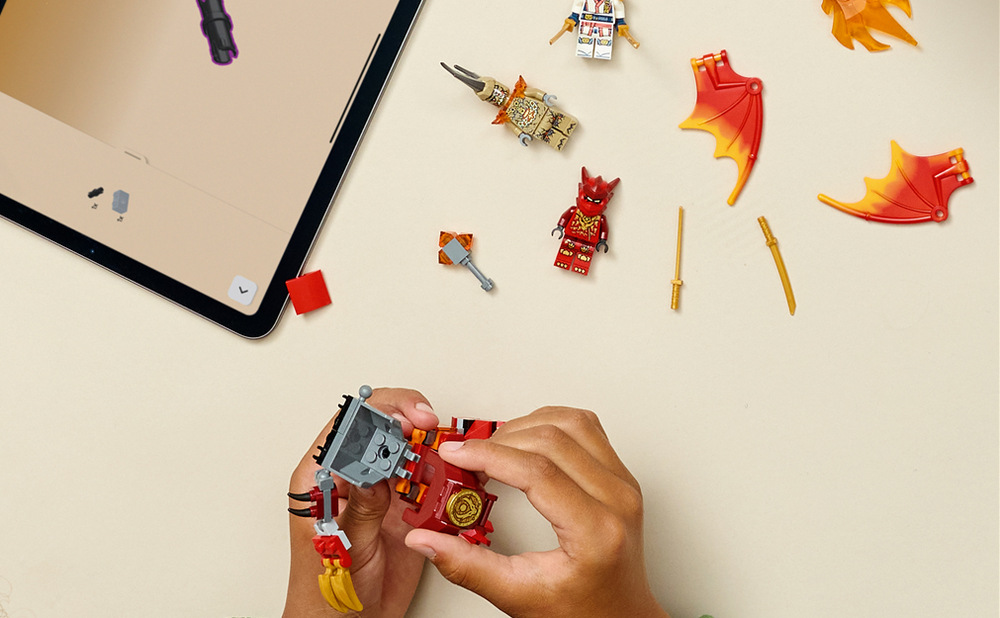 Stavebnica LEGO® NINJAGO® 71851 Kaiov bojový balíček s dračím oblekom Stavanie 85 dielikov uľahčuje 3D návod v aplikácii LEGO Builder a hotový oblek meria cez 9 cm.