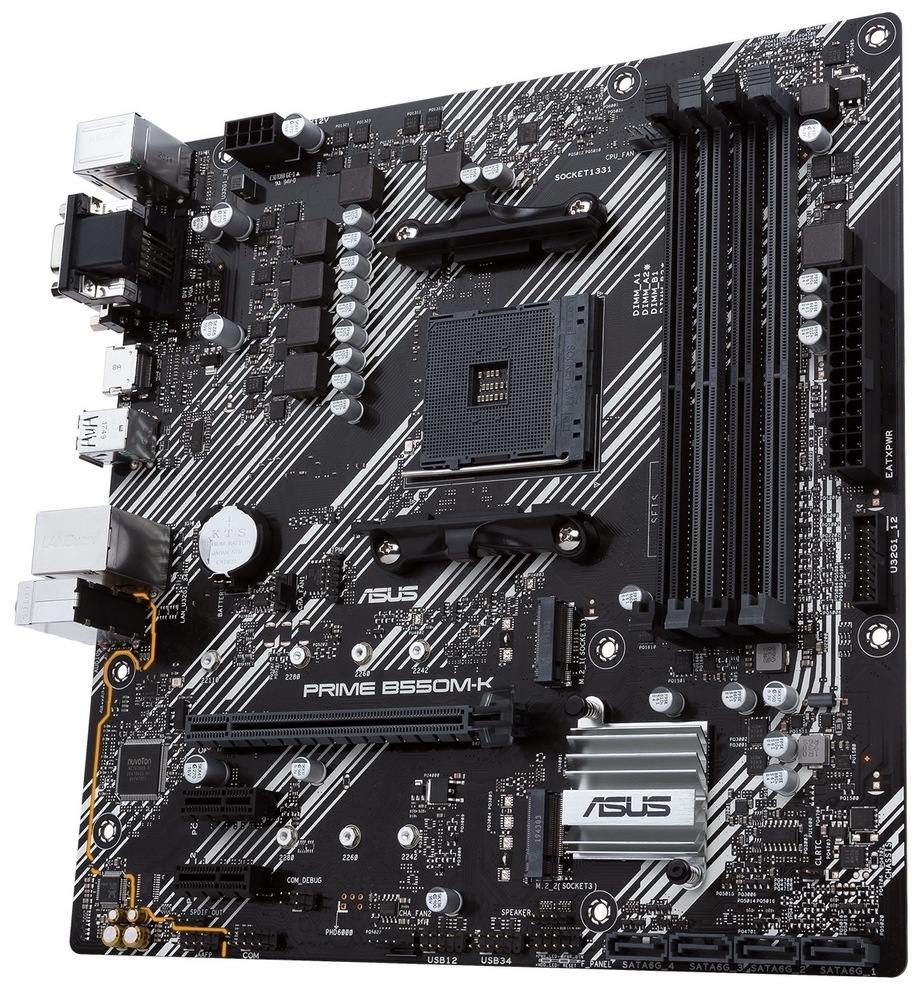 Základná doska Asus PRIME B550M-K Pohľad zhora na dosku s portami a slotmi pre pripojenie komponentov. Približne pri strede slot pre CPU. čiastočne vidíme z boku porty pre externé zariadenia.