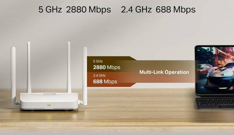 Router Mercusys MR25WBE biely Wi-Fi 7 router Mercusys MR25WBE na stole s notebookom, znázornenie rýchlosťou 5 GHz a 2,4 GHz a MLO