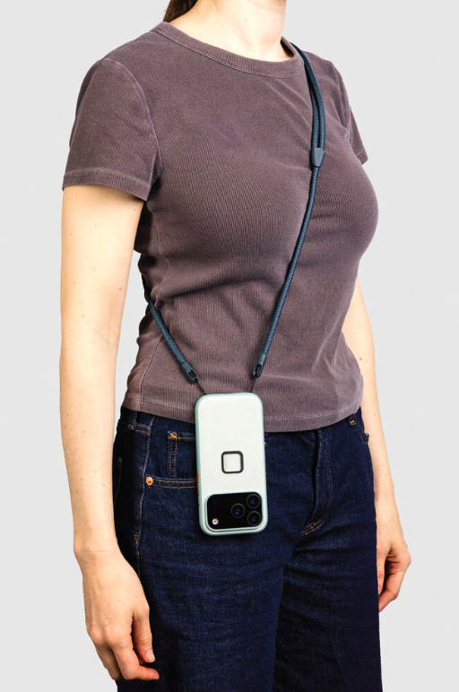 Popruh na krk Peak Design Crossbody Strap modrý Peak Design Crossbody Strap pri nosení telefónu cez rameno na tele
